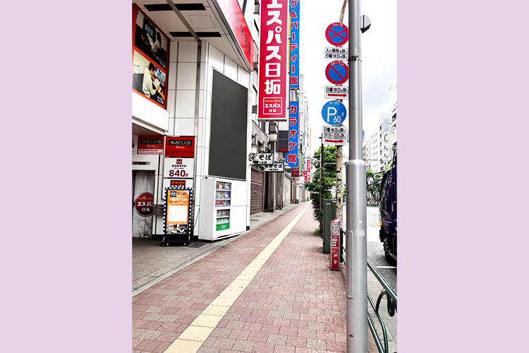 道なりにまっすぐ進みます。