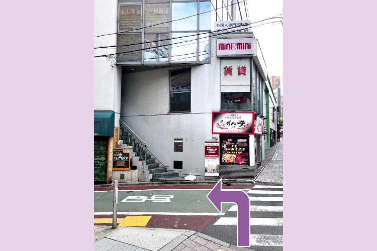 こちらの角を左に曲がります。