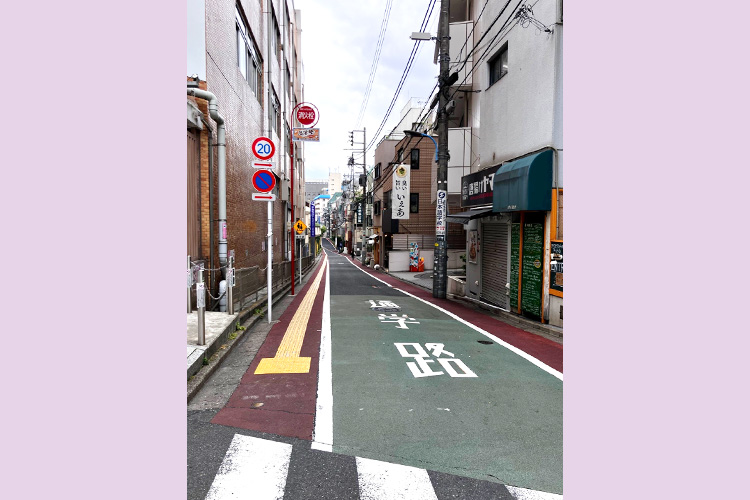 まっすぐ進みます。