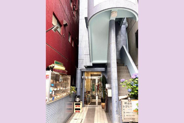 こちらのビルの3階になります。奥の扉からエレベーターをご利用ください。